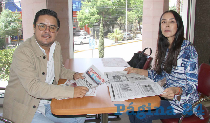 Grupo de personas desayunando.