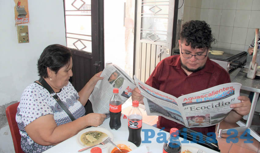 Grupo de personas desayunando.