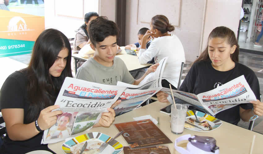 Grupo de personas desayunando.