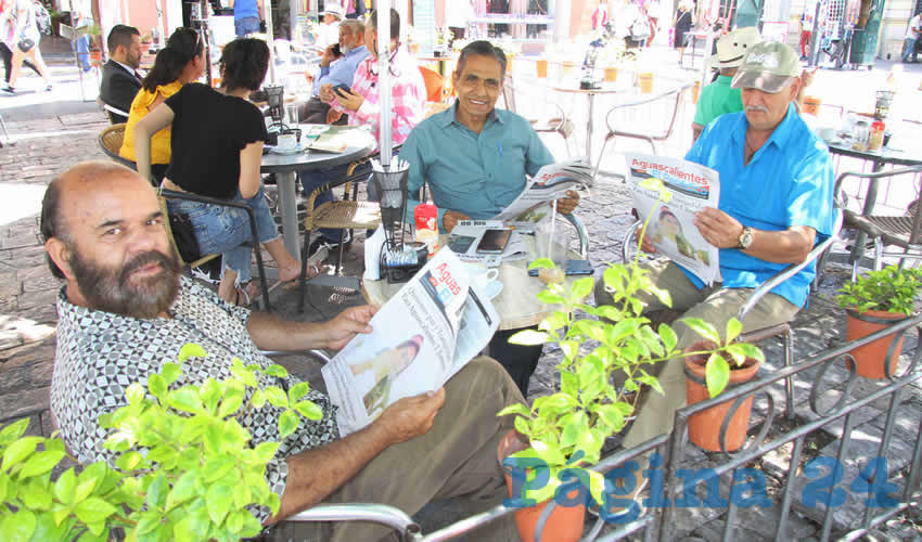 Grupo de personas desayunando.