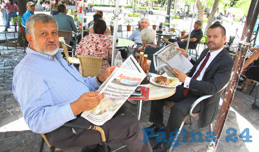 Grupo de personas desayunando.