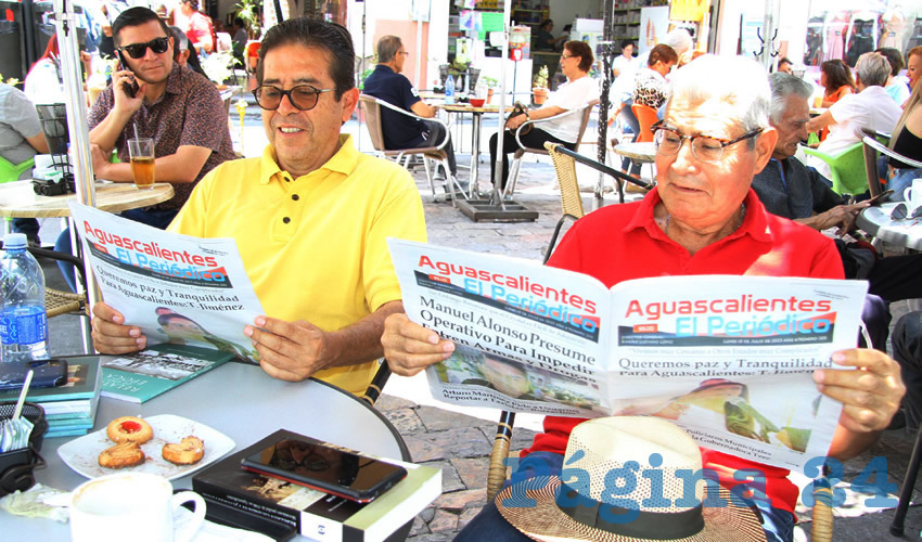 Grupo de personas desayunando.