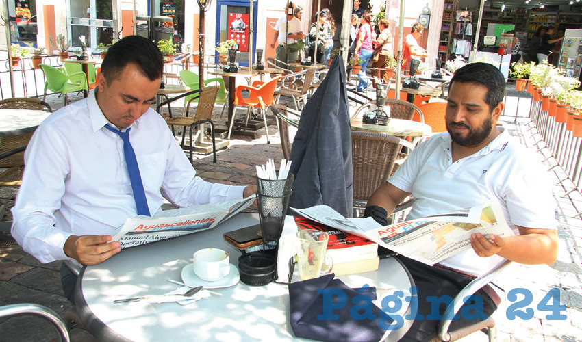 Grupo de personas desayunando.