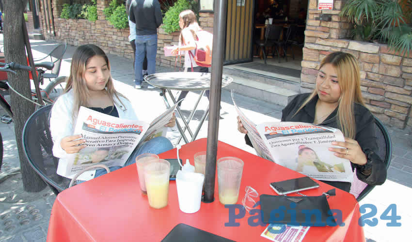 Grupo de personas desayunando.