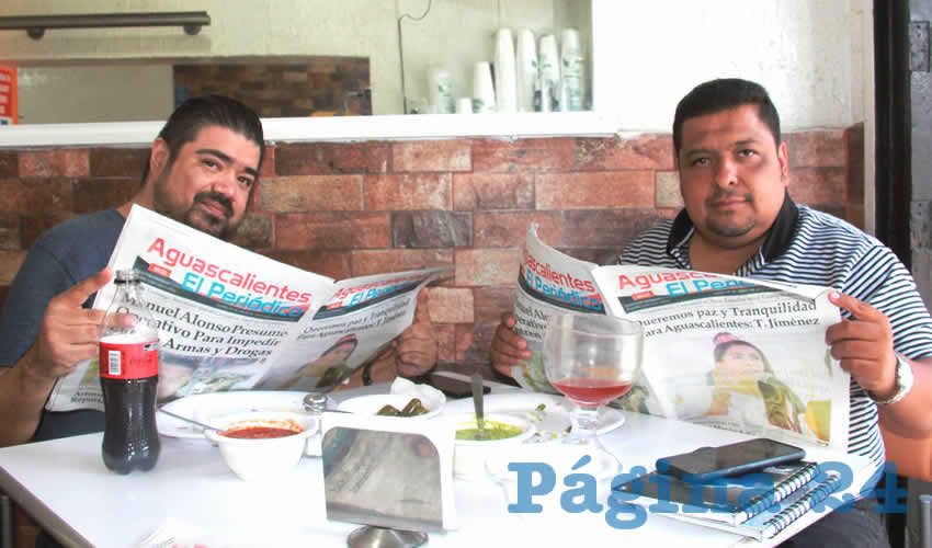 Grupo de personas desayunando.