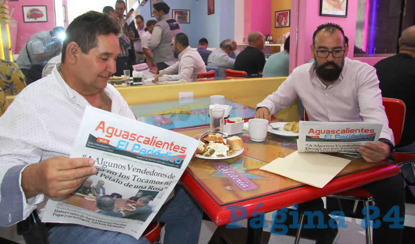 Grupo de personas desayunando.