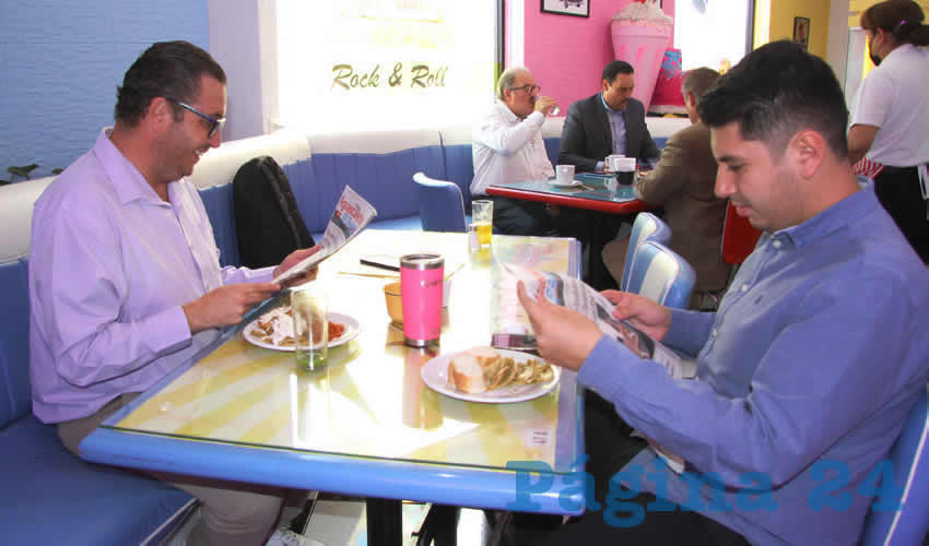 Grupo de personas desayunando.