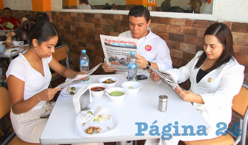 Grupo de personas desayunando.