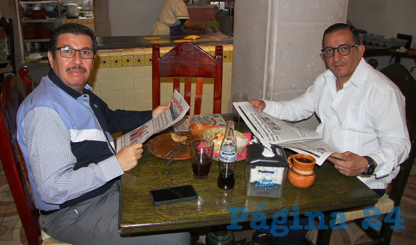 Grupo de personas desayunando.