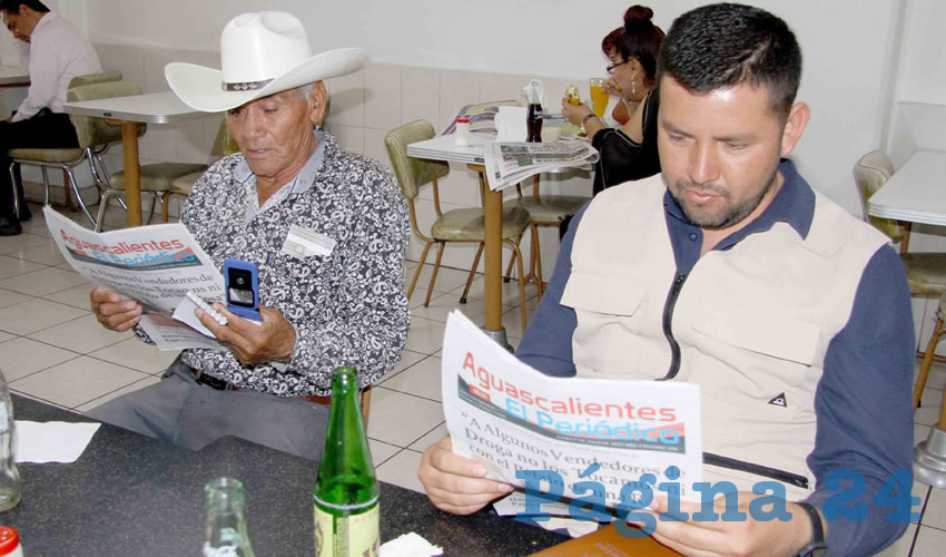 Grupo de personas desayunando.