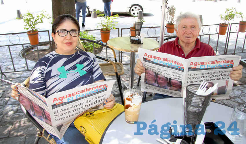 Grupo de personas desayunando.