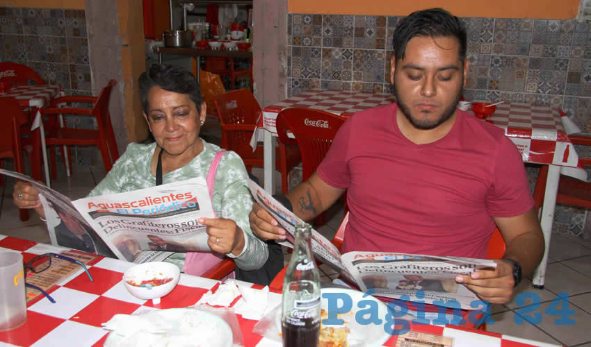 Grupo de personas desayunando.