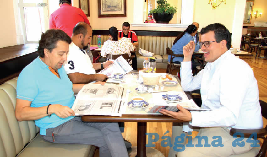 Grupo de personas desayunando.