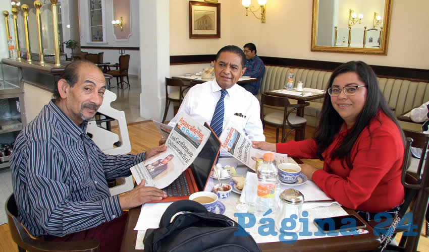 Grupo de personas desayunando.