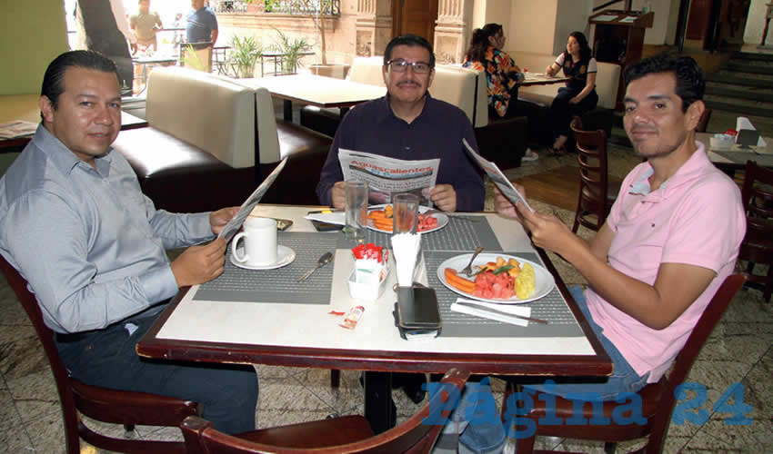 Grupo de personas desayunando.