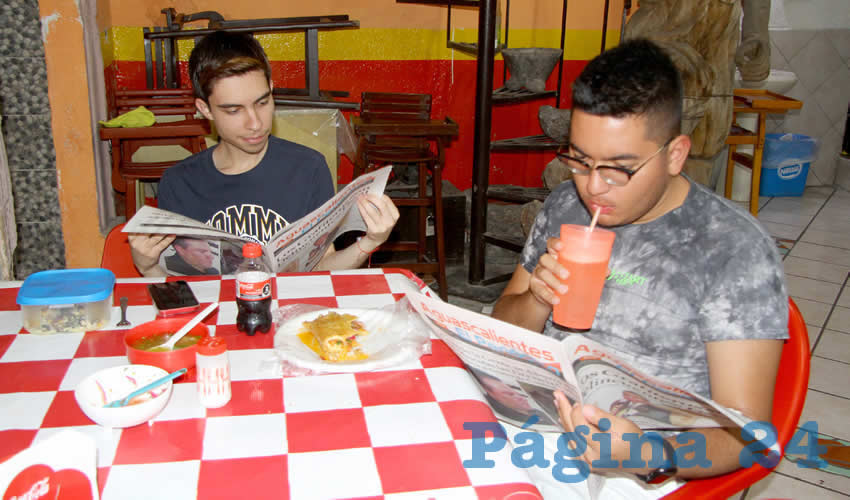 Grupo de personas desayunando.