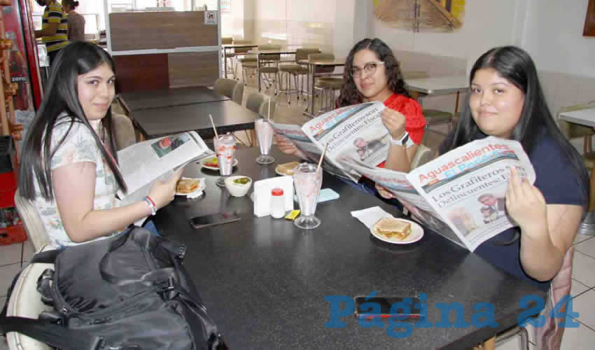 Grupo de personas desayunando.