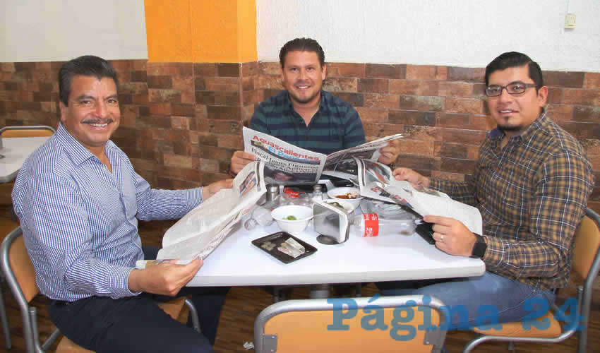 Grupo de personas desayunando.