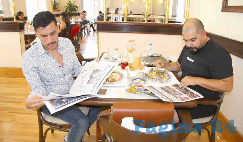 Grupo de personas desayunando.