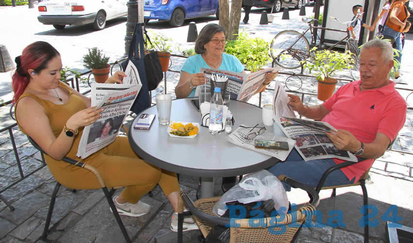 Grupo de personas desayunando.