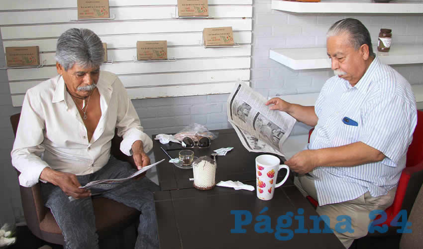 Grupo de personas desayunando.