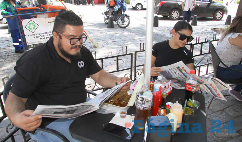 Grupo de personas desayunando.