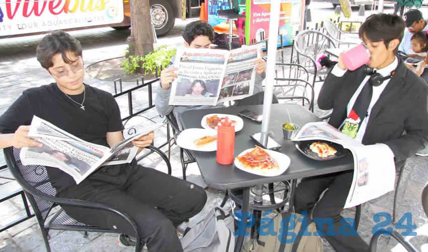 Grupo de personas desayunando.