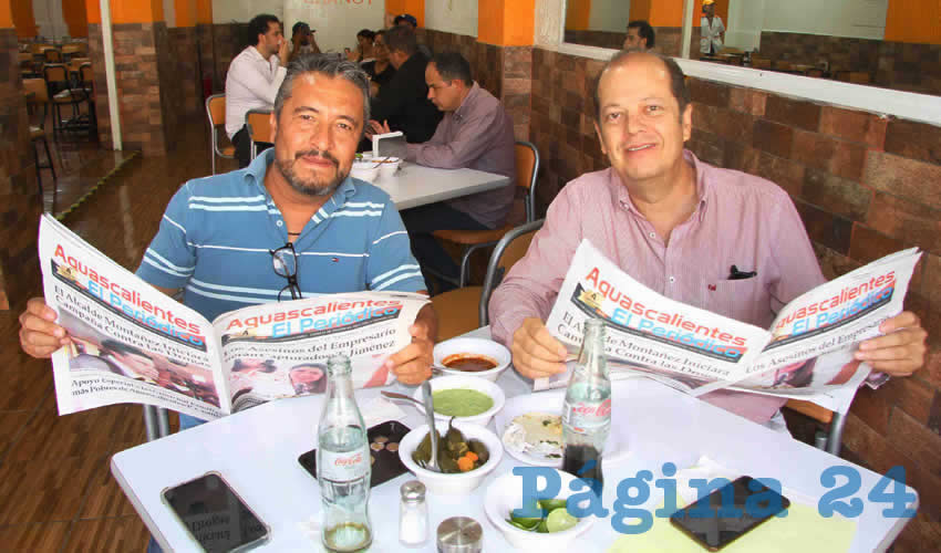 Grupo de personas desayunando.