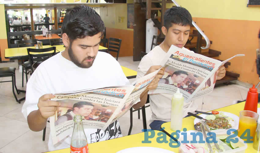 Grupo de personas desayunando.