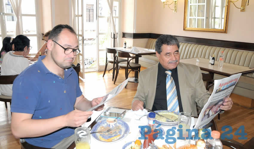 Grupo de personas desayunando.