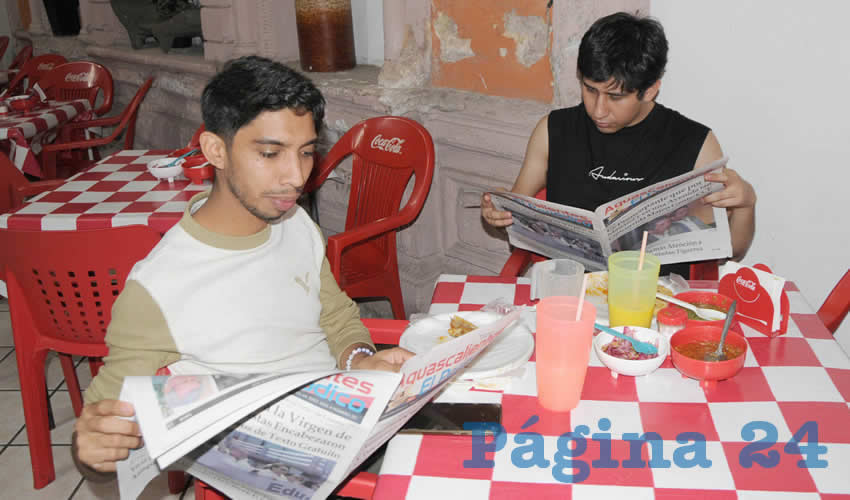 Grupo de personas desayunando.