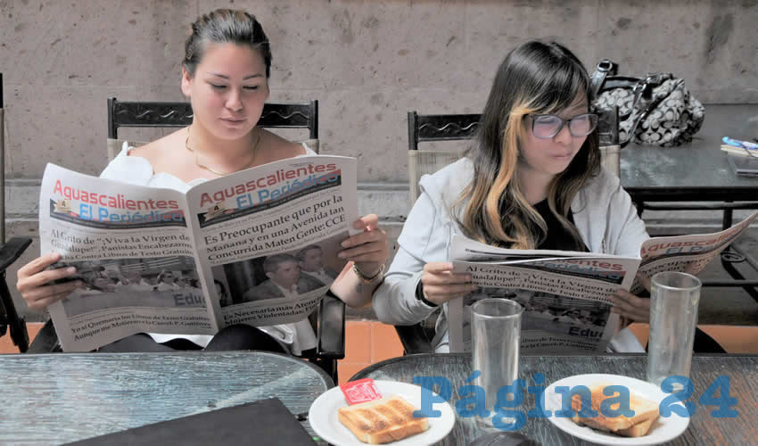 Grupo de personas desayunando.