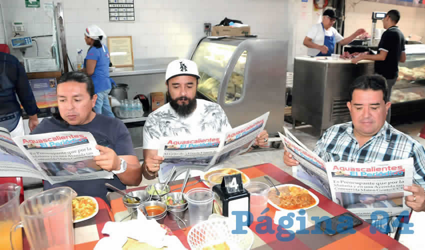 Grupo de personas desayunando.