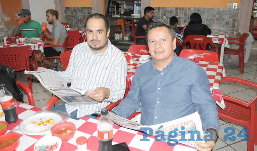 Grupo de personas desayunando.