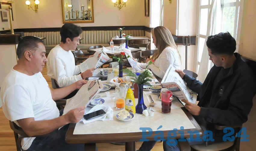 Grupo de personas desayunando.