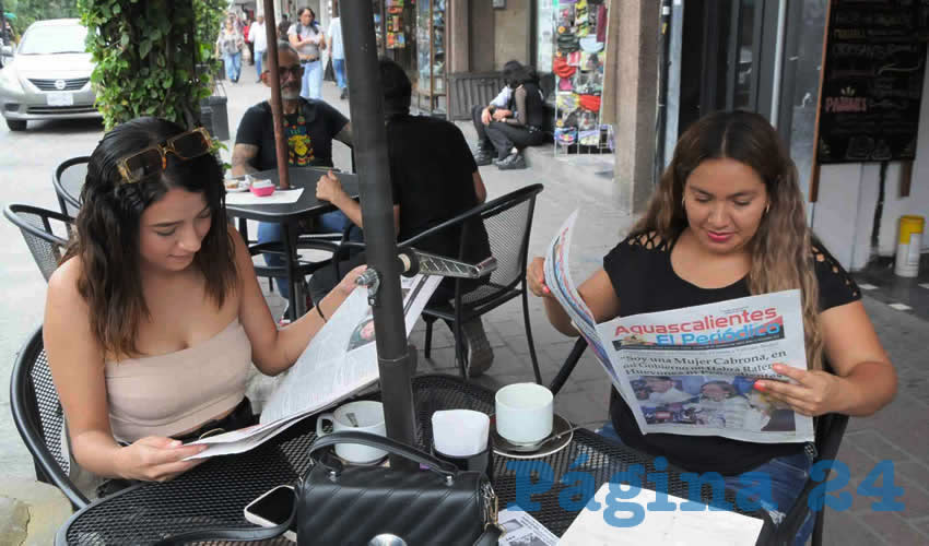 Grupo de personas desayunando.