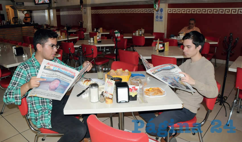 Grupo de personas desayunando.