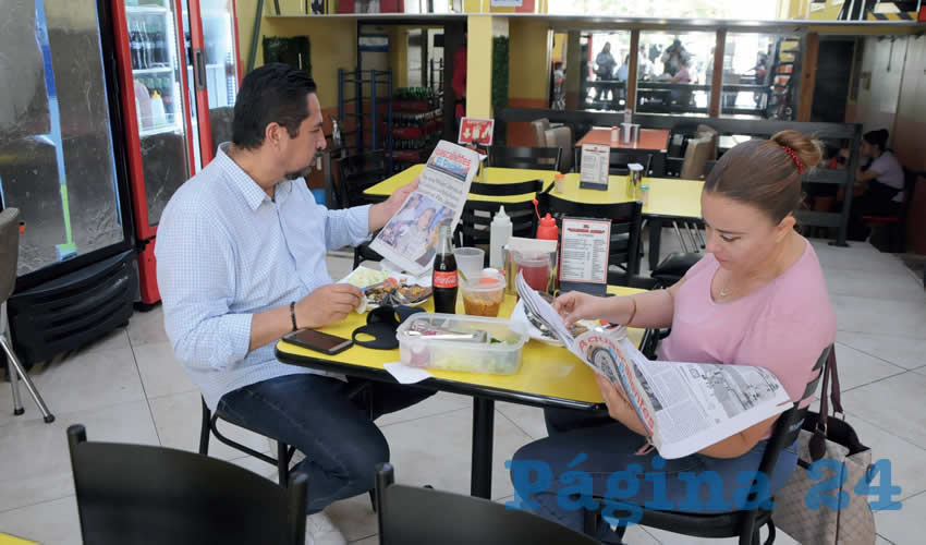 Grupo de personas desayunando.