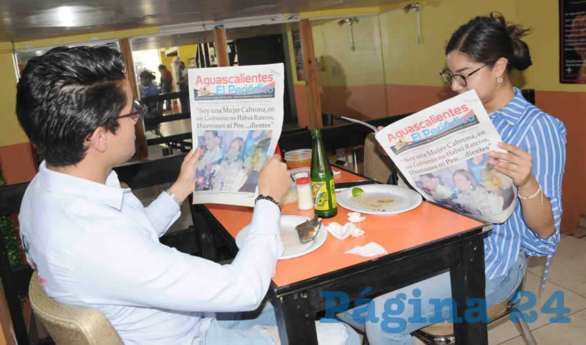 Grupo de personas desayunando.