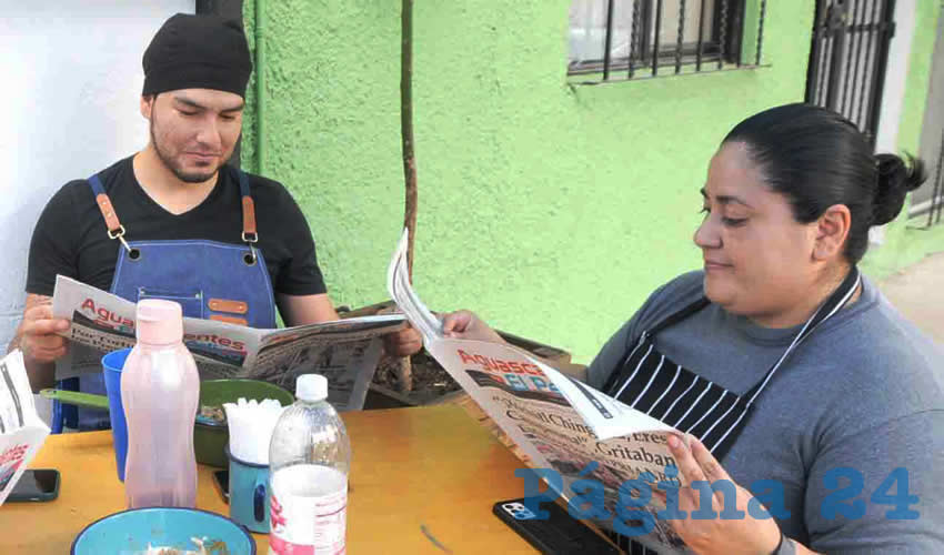 Grupo de personas desayunando.