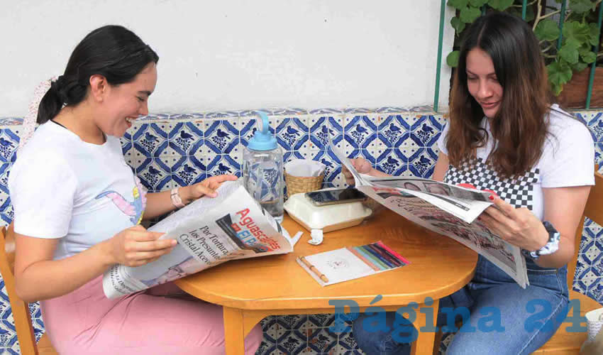 Grupo de personas desayunando.