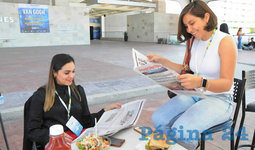 Grupo de personas desayunando.