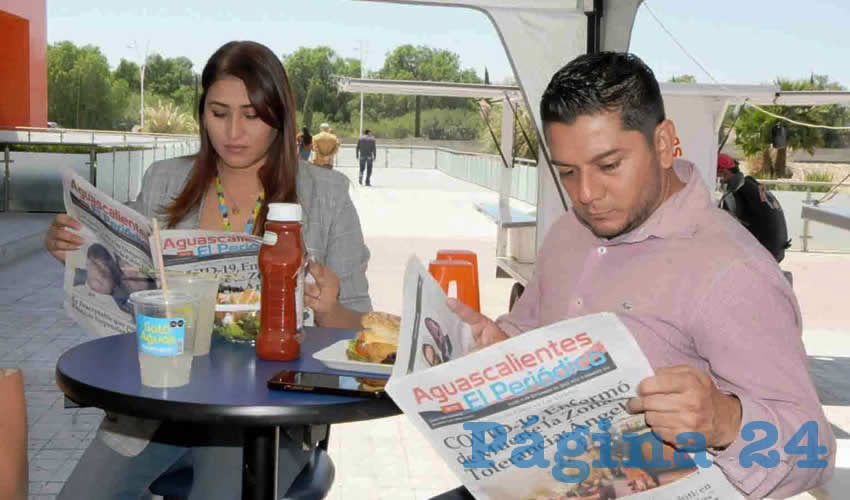 Grupo de personas desayunando.