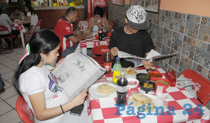 Grupo de personas desayunando.