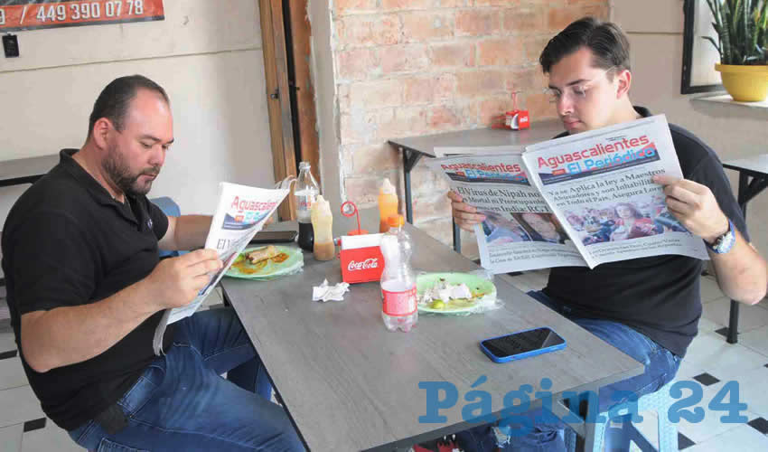 Grupo de personas desayunando.