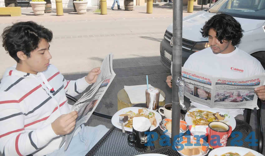 Grupo de personas desayunando.