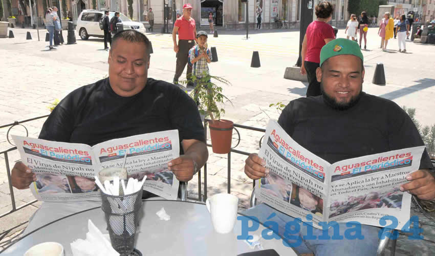 Grupo de personas desayunando.