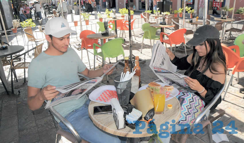 Grupo de personas desayunando.