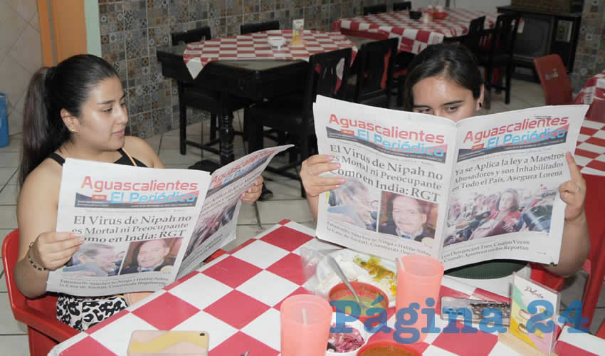 Grupo de personas desayunando.