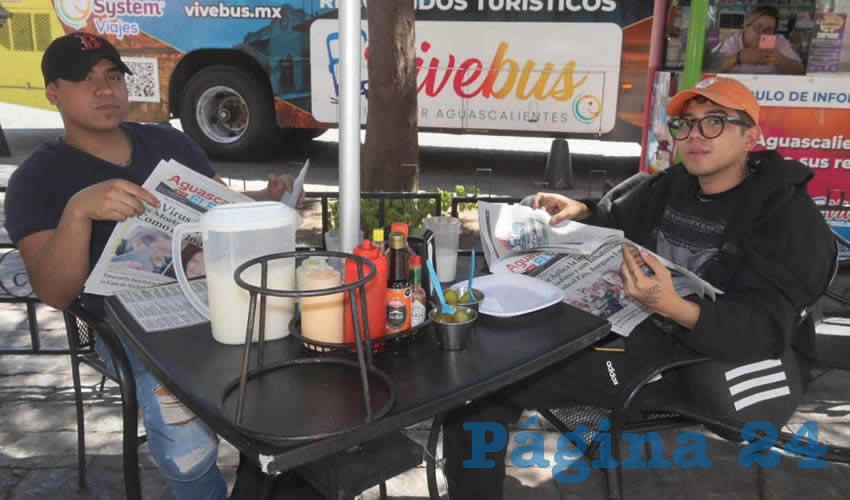 Grupo de personas desayunando.